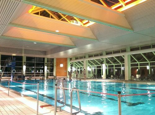 Ein Hallenbad bei Nacht