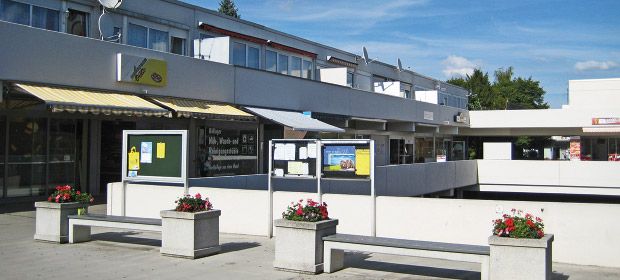 Sauberes Einkaufszentrum mit Blumenschmuck