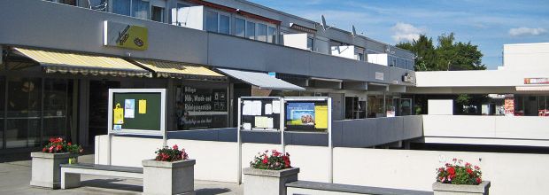 Sauberes Einkaufszentrum mit Blumenschmuck